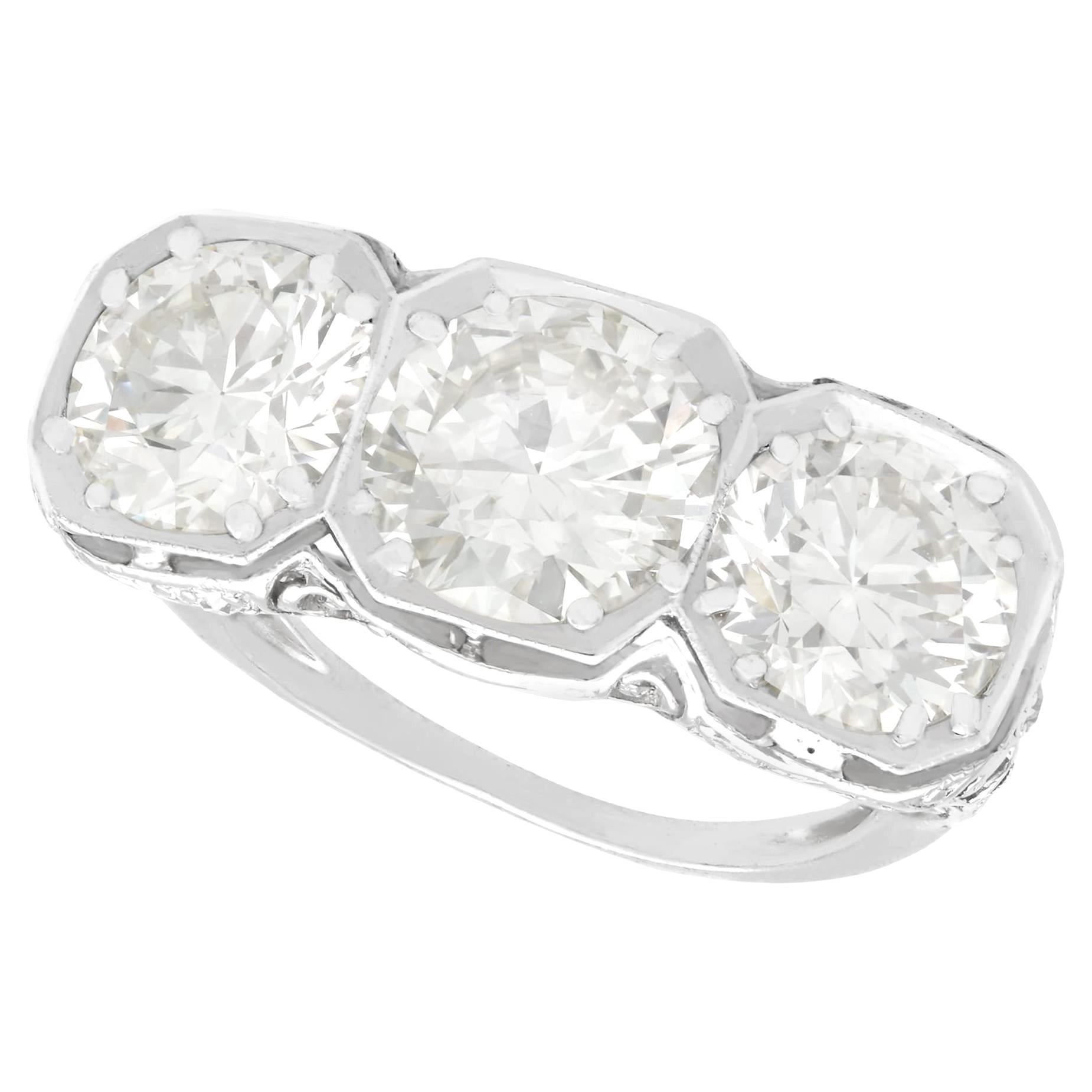 Antico anello a trilogia di diamanti e platino da 4,75 carati Circa 1935