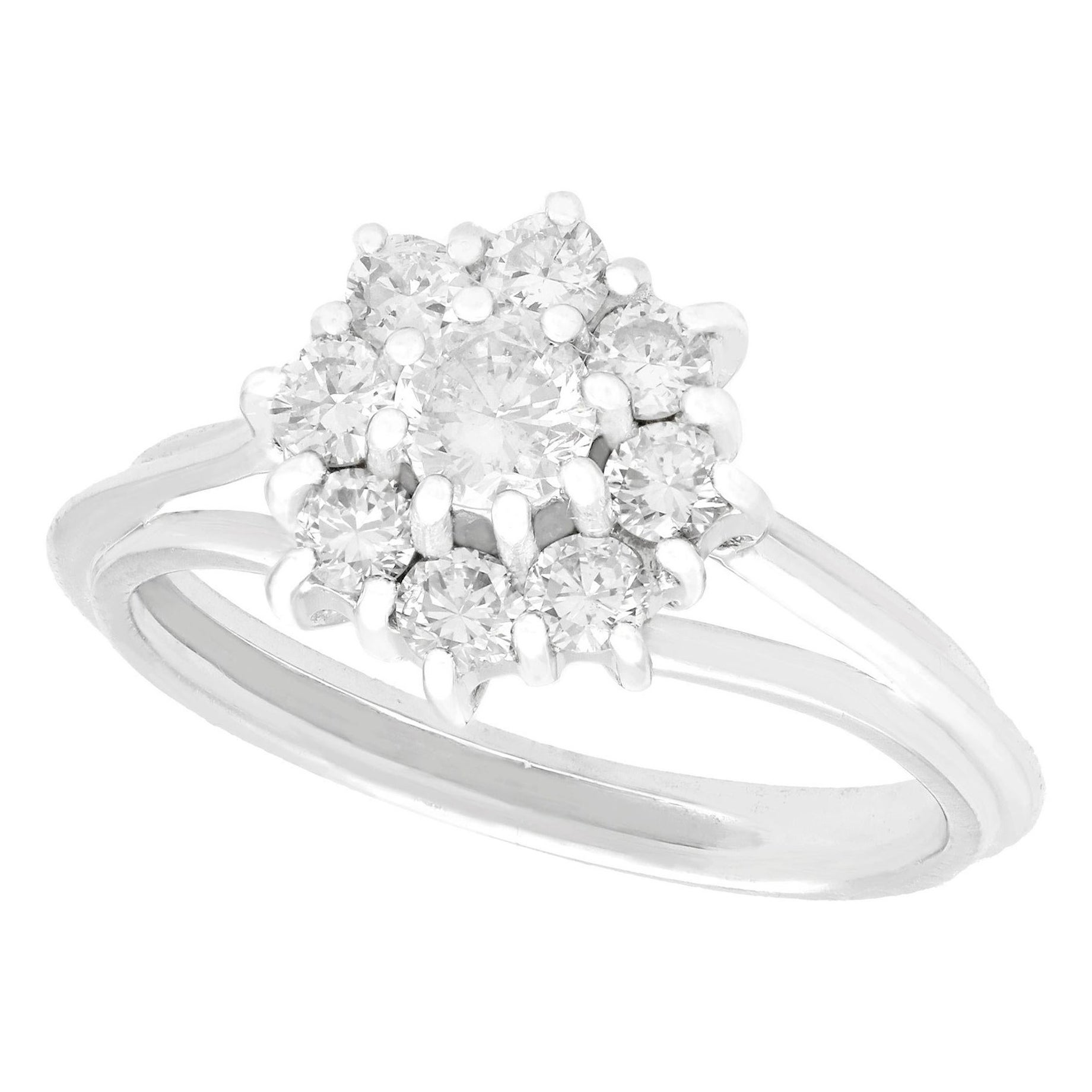 Anillo de compromiso vintage de diamantes y racimo de oro blanco