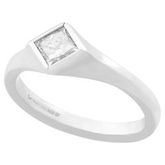 Anillo de compromiso solitario contemporáneo de diamantes y oro blanco