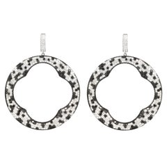 Boucles d'oreilles en or blanc 18 carats avec 25,00 carats de diamants noirs et blancs