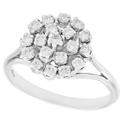 Anello da cocktail in oro bianco e diamanti vintage degli anni '1970