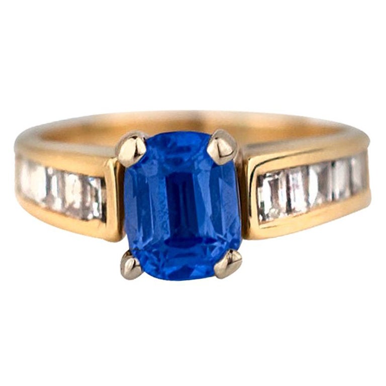 Bague en tanzanite 14 carats et diamants baguette d'un poids total de 1,40 carat en vente