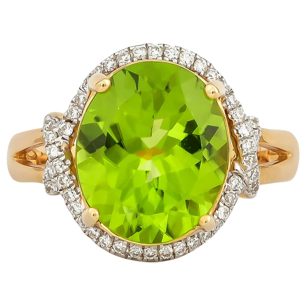 4.4 Carat Peridot and Diamond Ring in 18 Karat Yellow Gold For Sale at 1stDibs