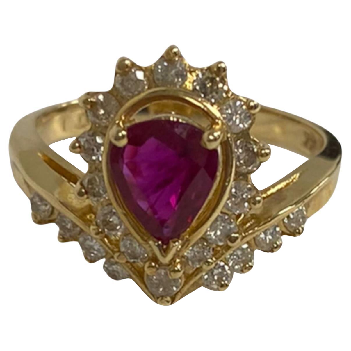 Suzy Levian Bague style vintage en or jaune 14 carats avec rubis taille poire et diamants blancs en vente