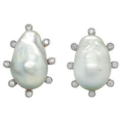 Boucles d'oreilles à clip en or jaune 18 carats avec perles baroques et accents de diamants