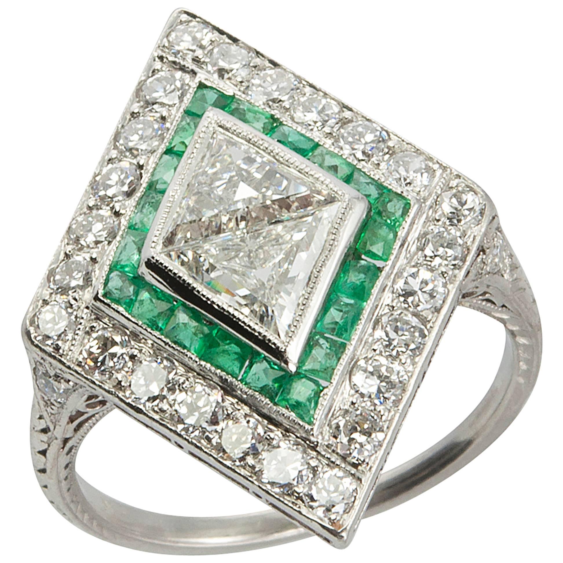 1930s Emerald Diamond Platinum Kite-Shaped Ring For Sale