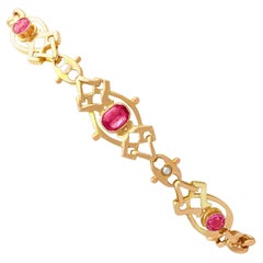 Bracelet ancien en or jaune des années 1910, avec tourmaline rose de 1,20 carat et perles naturelles