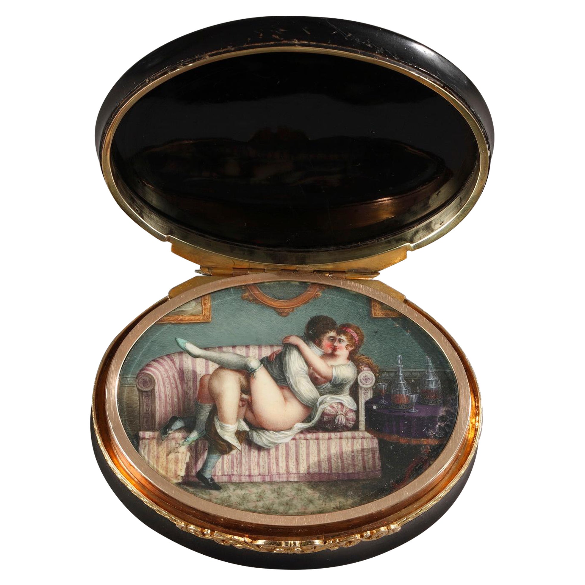 Hidden compartment snuff box tortoiseshell, gold and erotic miniature. For Sale