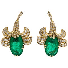 Van Cleef & Arpels Gorgeous Emerald Diamond Gold Flower Earrings