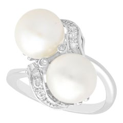Anillo de compromiso vintage de oro blanco con perlas y diamantes de los años 50