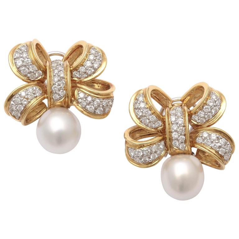 Classic and understated pearl Diamond gold Bow Earrings For Sale at 1stDibs