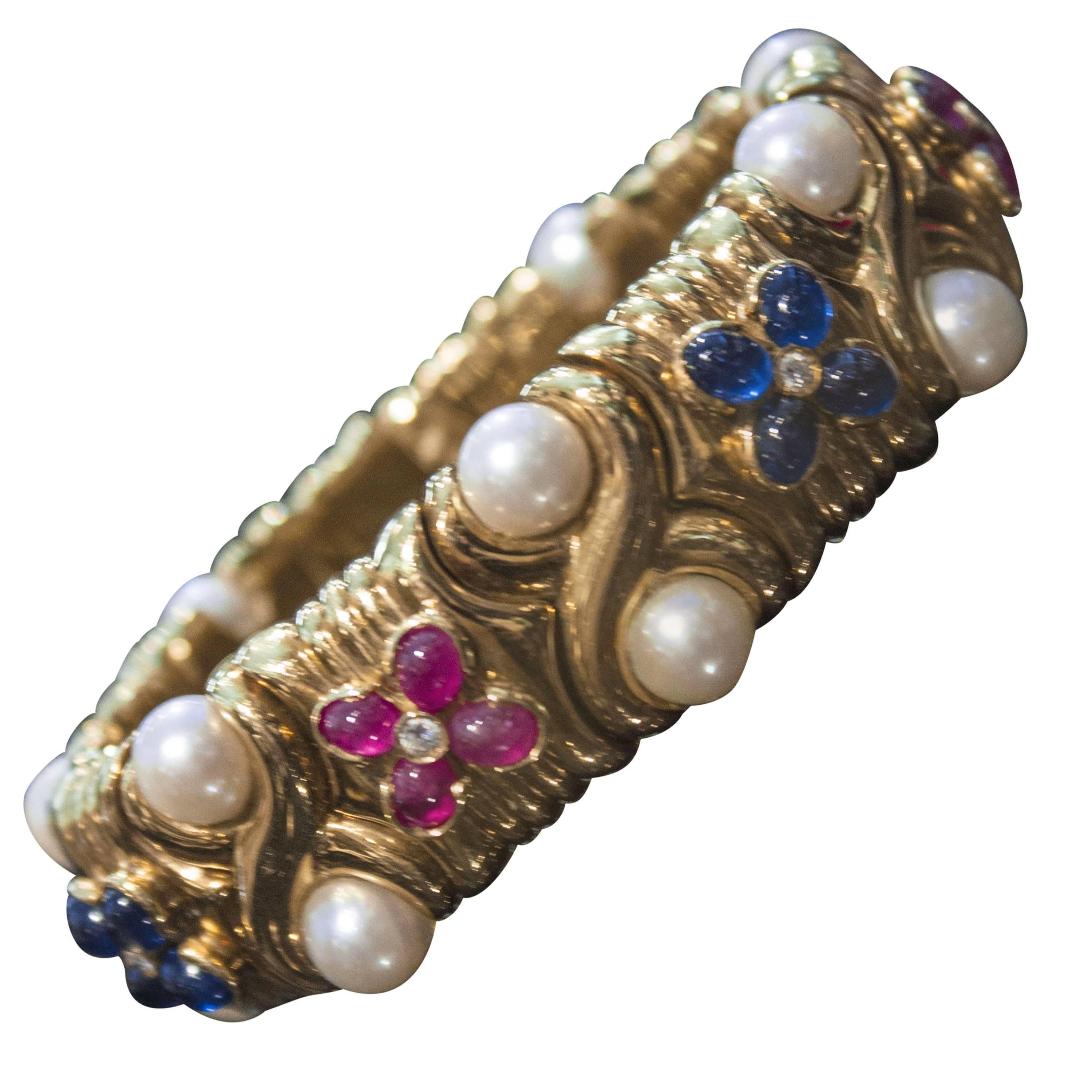 Bulgari Bracelet manchette souple en or, rubis, saphir et perle en vente