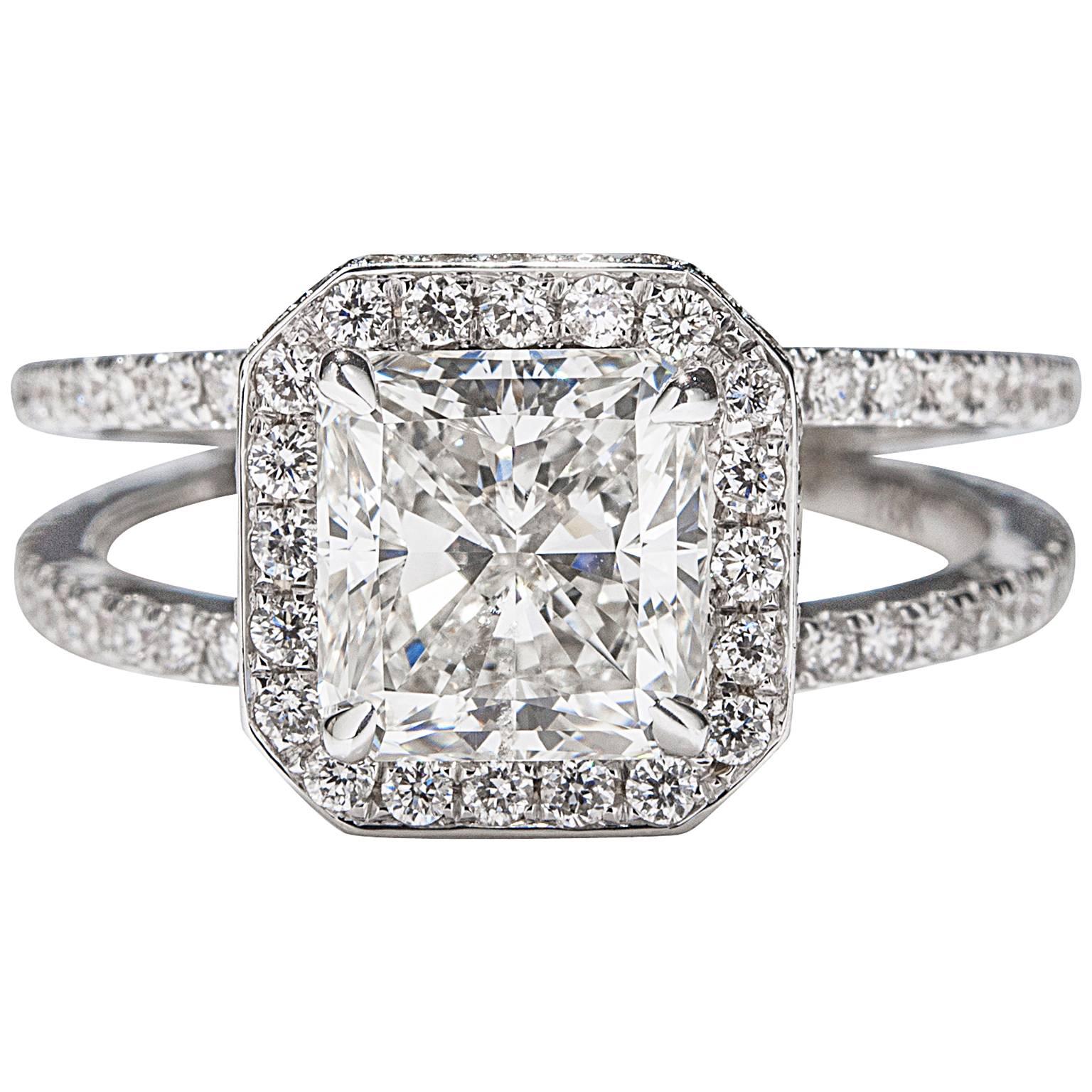 2.05 Carat Radiant Cut Diamond Gold Ring For Sale