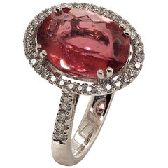 Anello AJD con tormalina rosa ovale e diamanti incastonati in oro bianco 14K