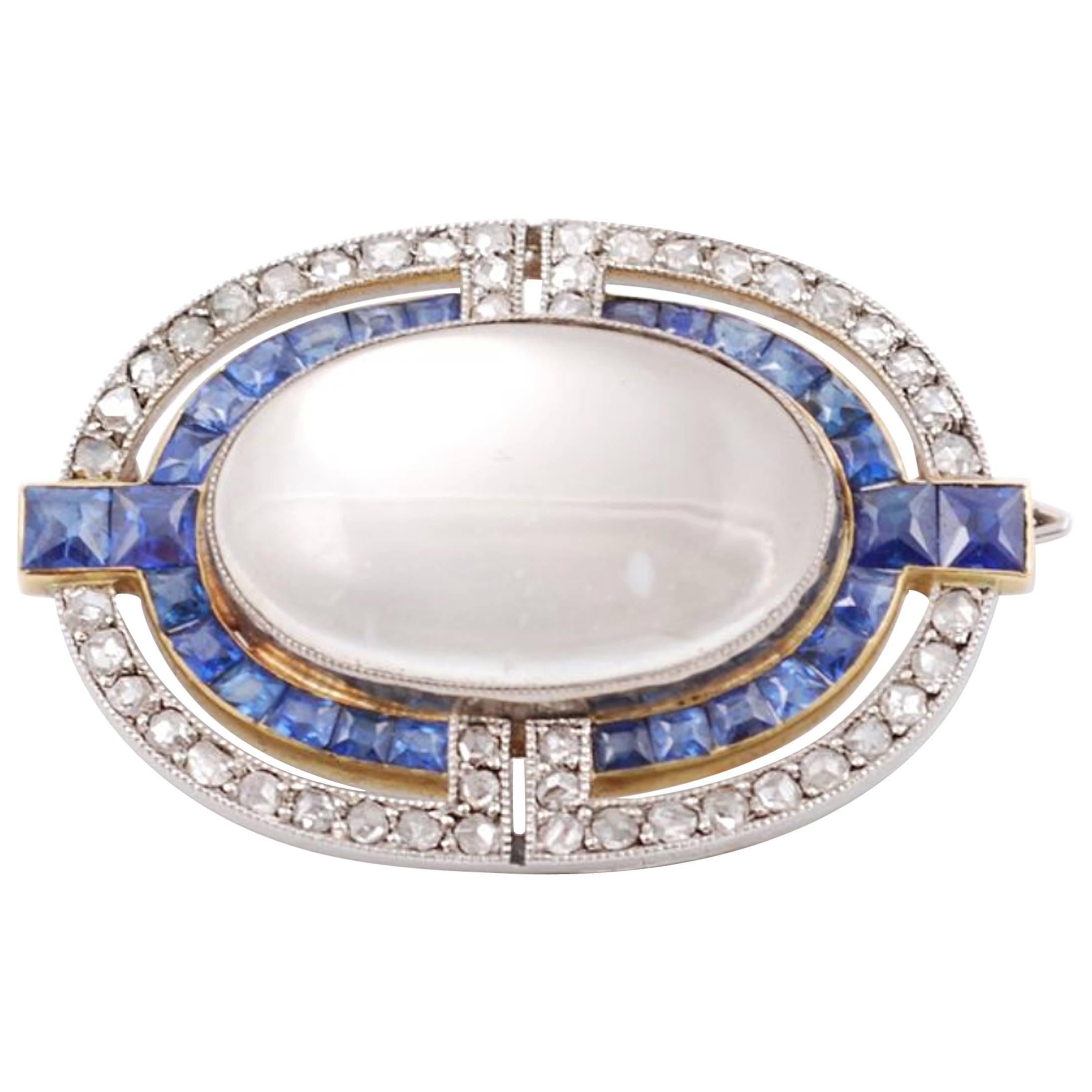 Cartier Paris, Art Deco Brooch convertible in Necklace (chain and platinum element including) in platinum 850, 18k gold 750, rose cut diamond, calibrated sapphire and centered by a cabochon Moonstone, circa 1915
Signed Cartier Paris, numbered,