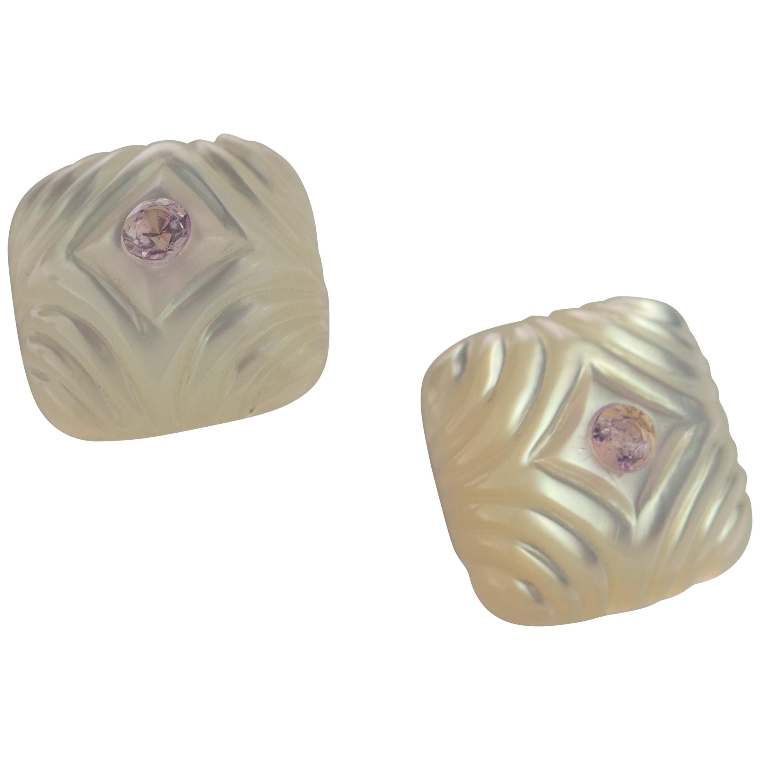Clous d
oreilles en or 14 carats avec cabochon carré en nacre sculptée et saphir rose