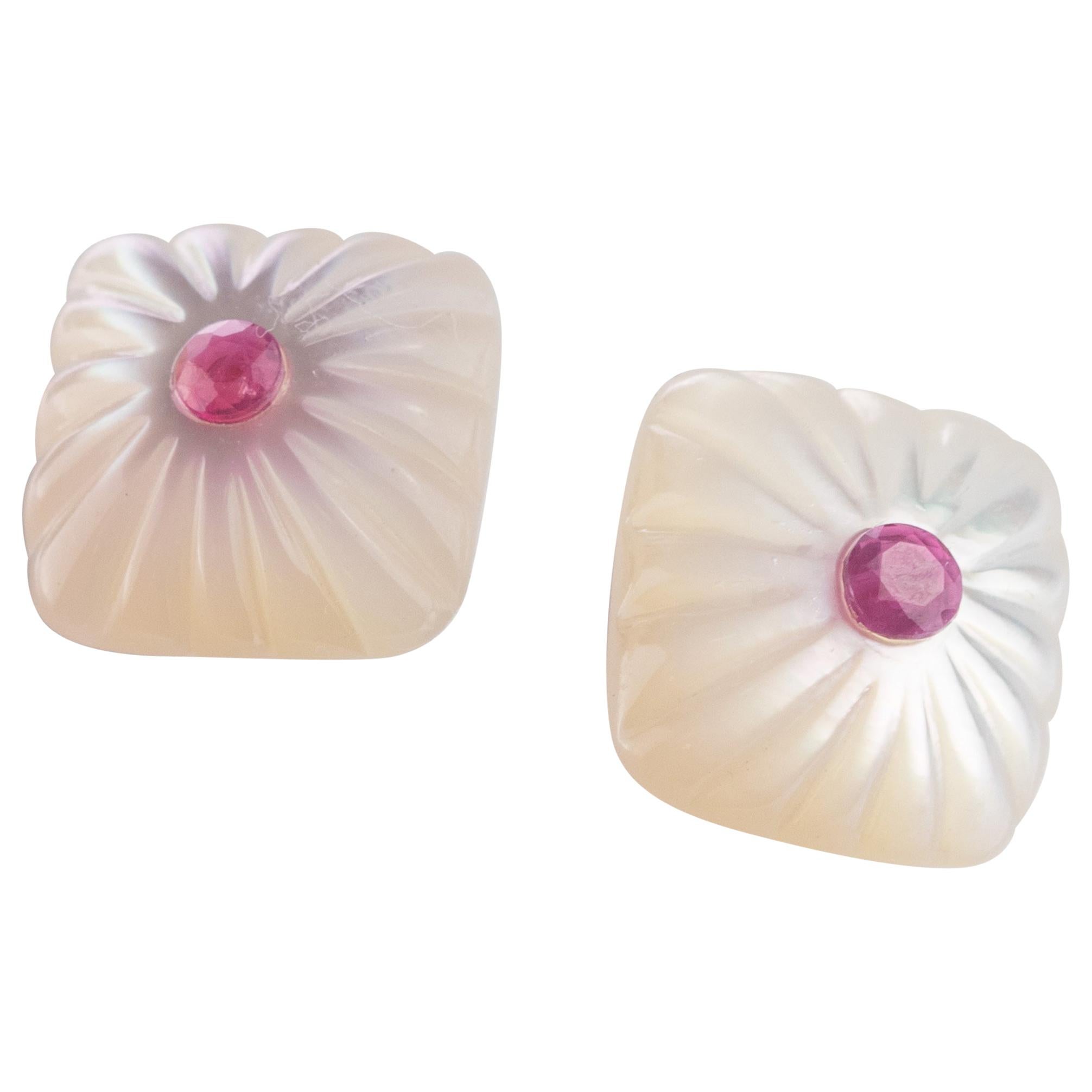 Clous d
oreilles chics en or 14 carats avec cabochon carré en nacre sculptée et rubis
