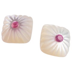Orecchini con madreperla intagliata con cabochon quadrato e rubino in oro 14 carati