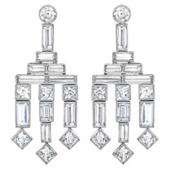 Mindi Mond Boucles d'oreilles chandelier en platine avec diamants français et baguettes de 4,57 carats