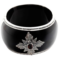 Miriam Salat Schwarzes Kunstharz zweifarbiges Topas Sterlingsilber Medaillon Manschettenarmband