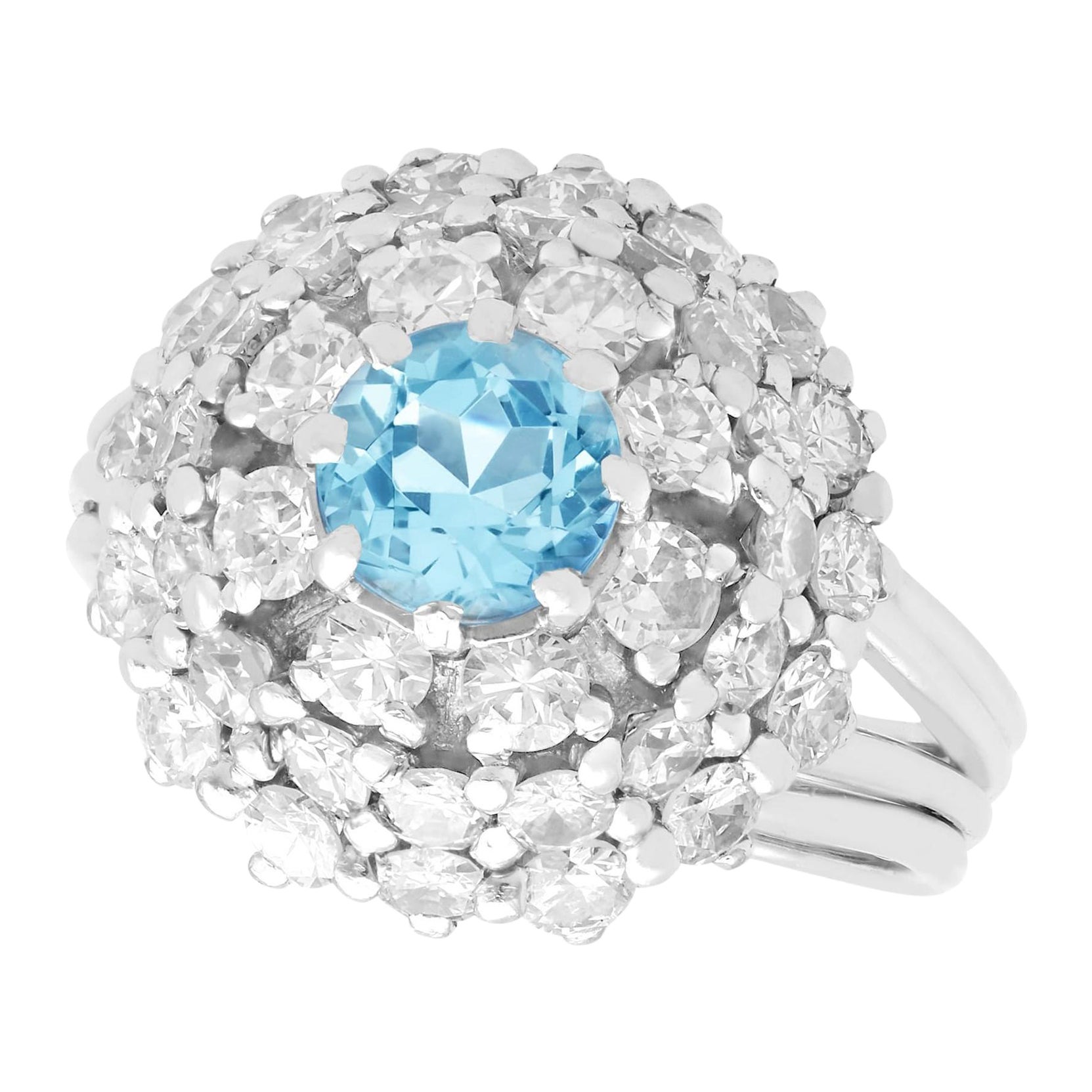 Anello cocktail in oro bianco con acquamarina e diamanti da 2,39 carati
