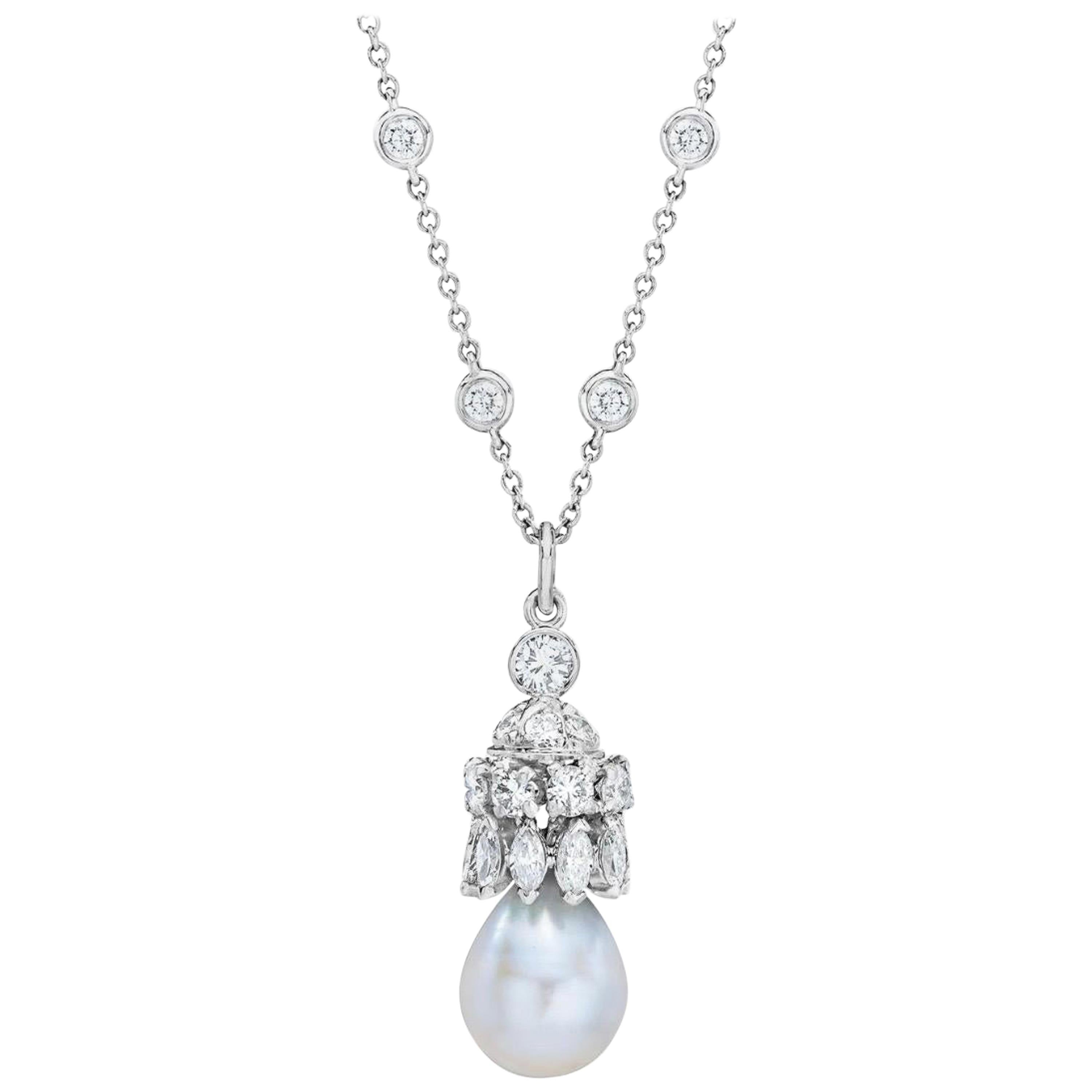 Pendentif en perle et diamants en rondelle avec chaîne en diamants et or 18 carats en vente