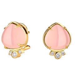 Boucles d'oreilles Syna en calcédoine rose avec diamants