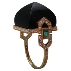 Anello da cocktail a piramide in oro 14 Kt con diamanti e smeraldi, onice nero, in stile Art Deco