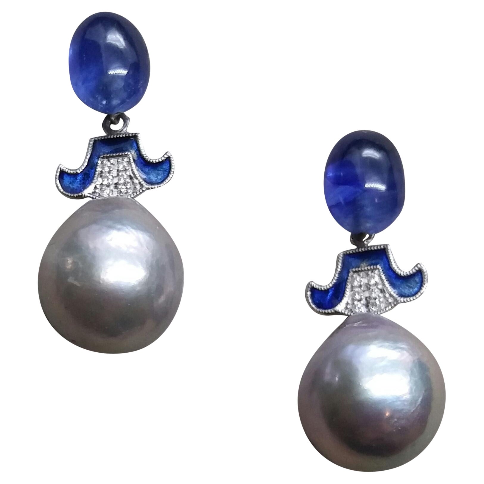Pour Chris, boucles d'oreilles baroques grises en perles, or, diamants, saphirs bleus et émail