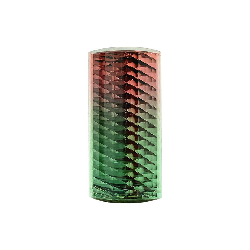 ¡Esta turmalina multicolor expertamente facetada es una auténtica fiesta de efectos ópticos! A primera vista, esta preciosa gema muestra un brillante rosa rojizo en un extremo y un verde intenso y vibrante en el otro. Pero dependiendo de la luz, se