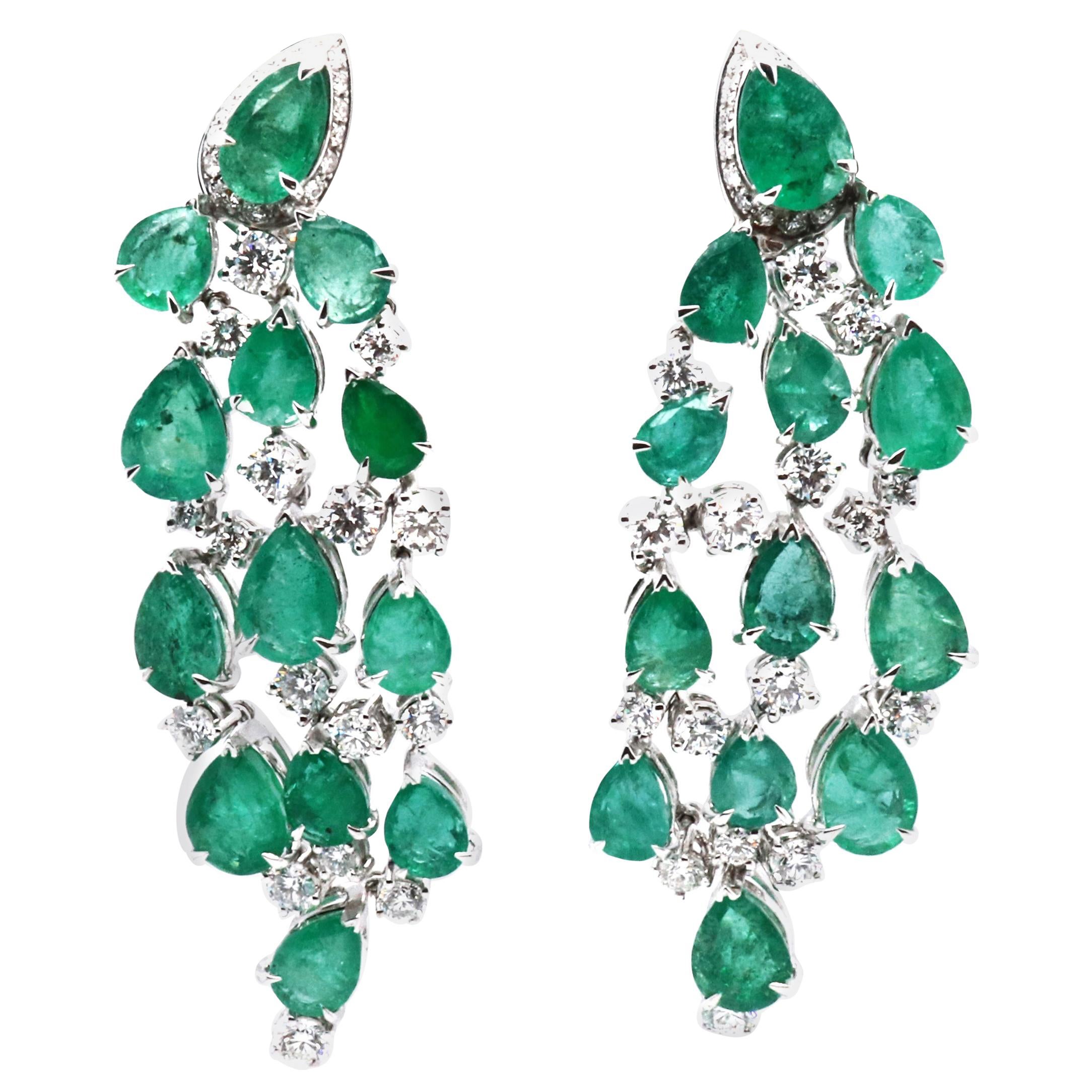 18 Karat White Gold Green Emeralds Diamond Chandelier Earrings