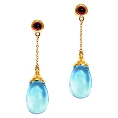 Pendientes de cadena con gota de topacio azul y rubelita de oro amarillo de Syna