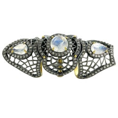 Knuckle-Ring mit Mondsteinen, umgeben von Pavé-Diamanten aus Gold und Silber