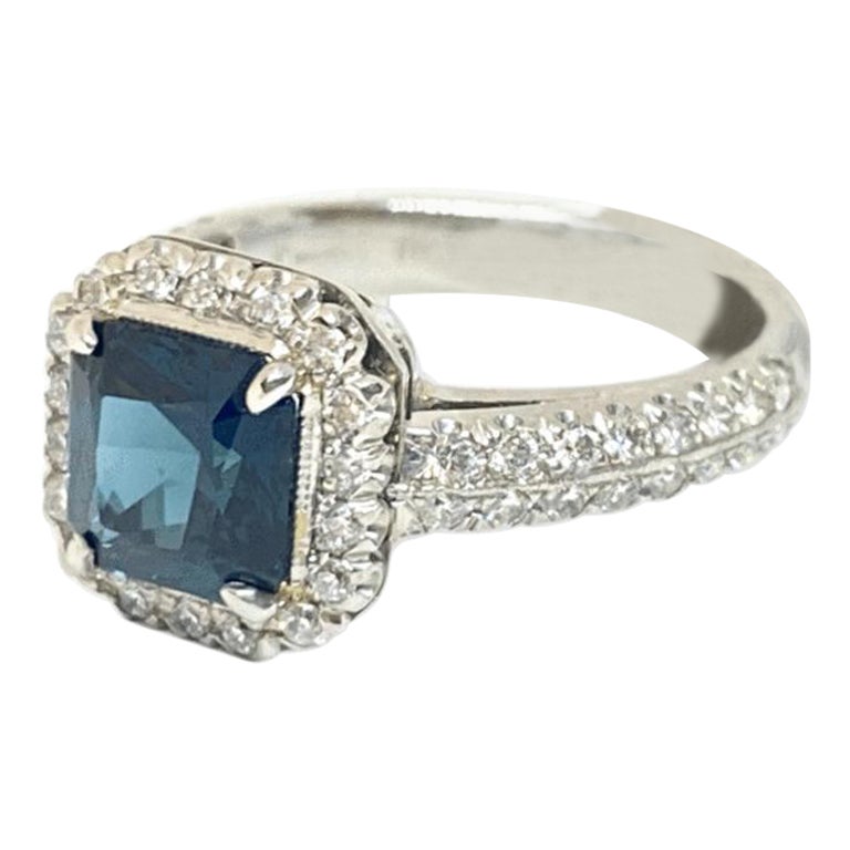 Bague carrée faite à la main sur mesure en platine avec saphir bleu et halo de diamants de 1,77 carat, sans chaleur