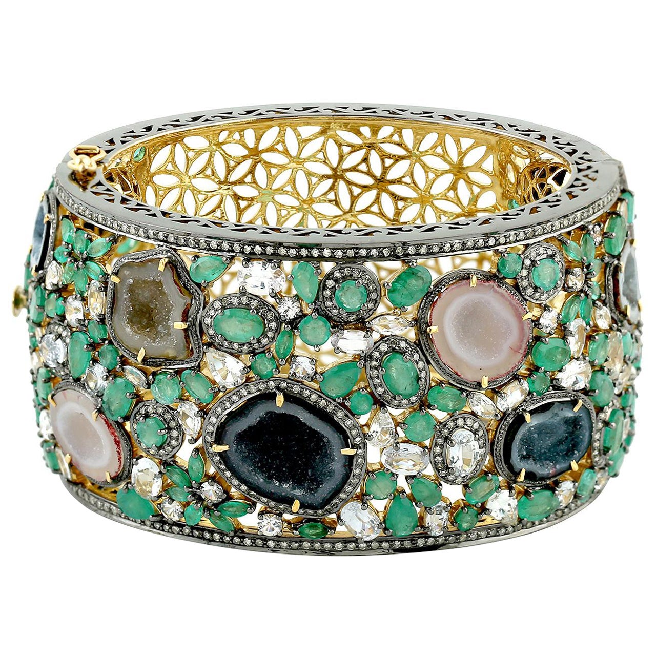 Bracelet manchette de style ornemental serti d'émeraudes, de saphirs géométriques et de diamants pavés en vente