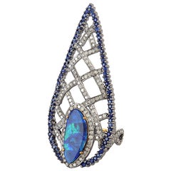 Bague longue au design ornemental avec saphir, opale et diamants pavés