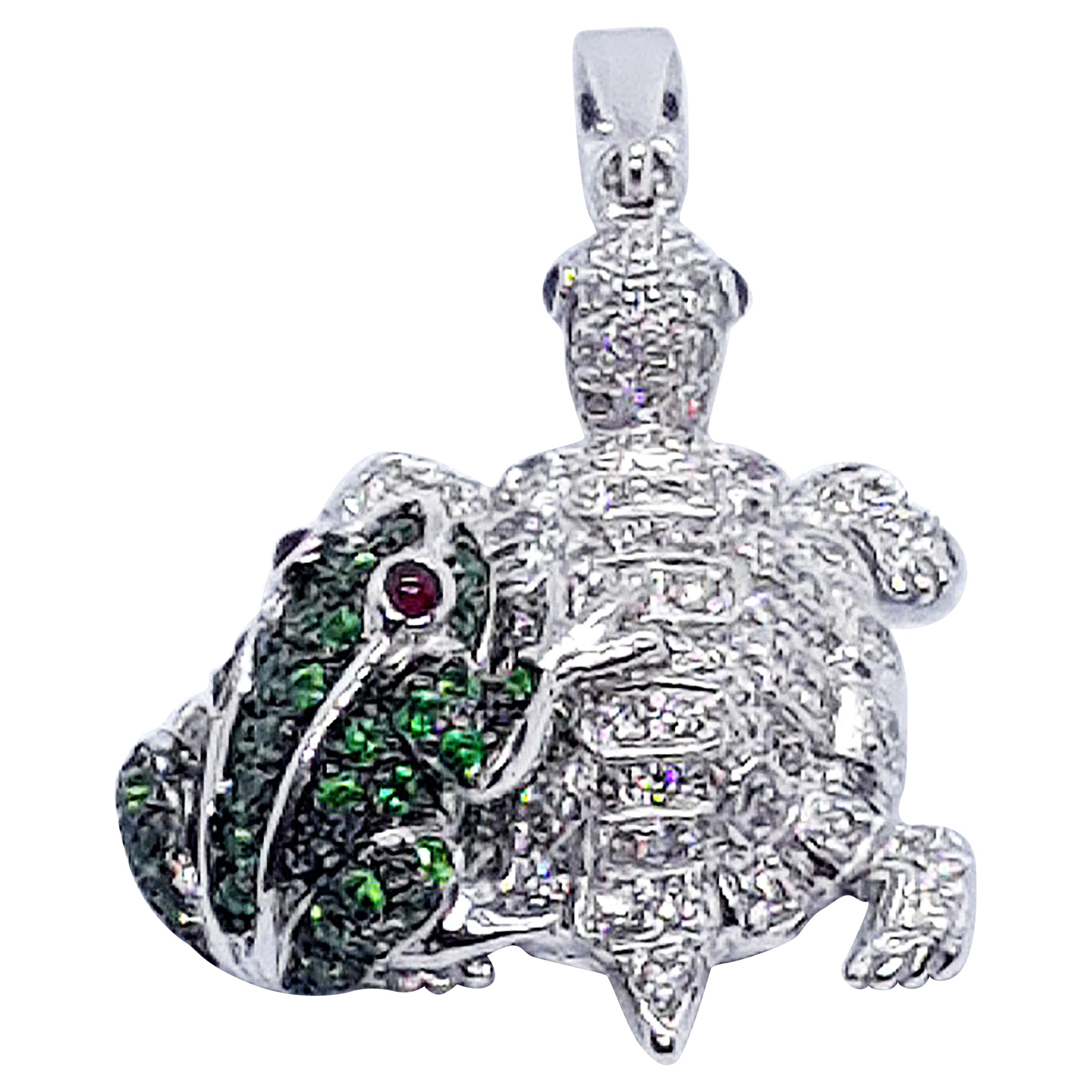 Pendentif en or blanc 18 carats diamant, tsavorite, rubis, saphir tortue grenouille