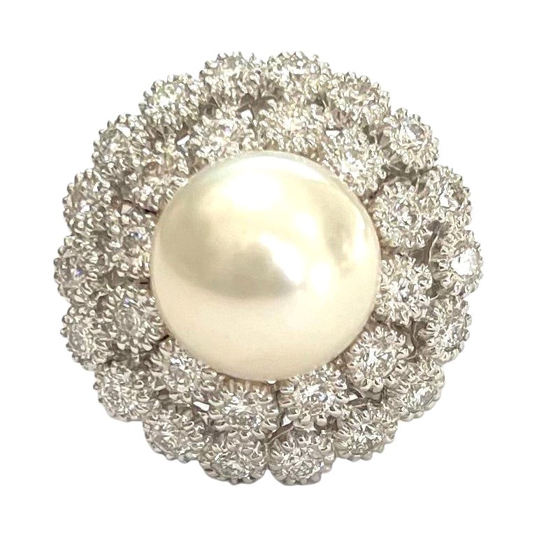 Elegant 18 Karat White Gold Ring with Pearl and Diamonds