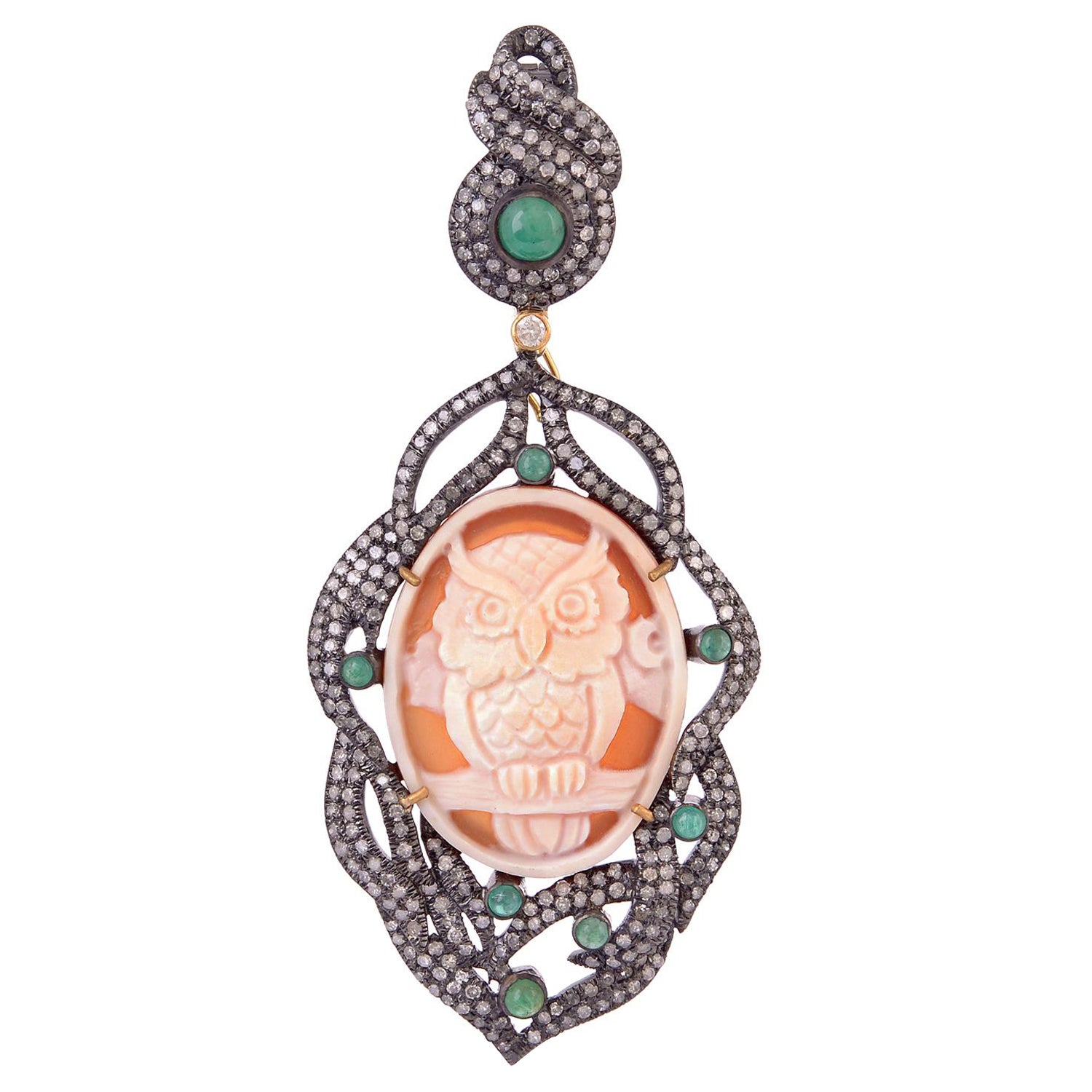 Pendentif camée en coquillage sculpté avec émeraudes et diamants pavés, en or et argent