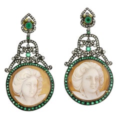 Boucles d'oreilles camée face sculptée en or et argent 18 carats avec émeraudes et diamants
