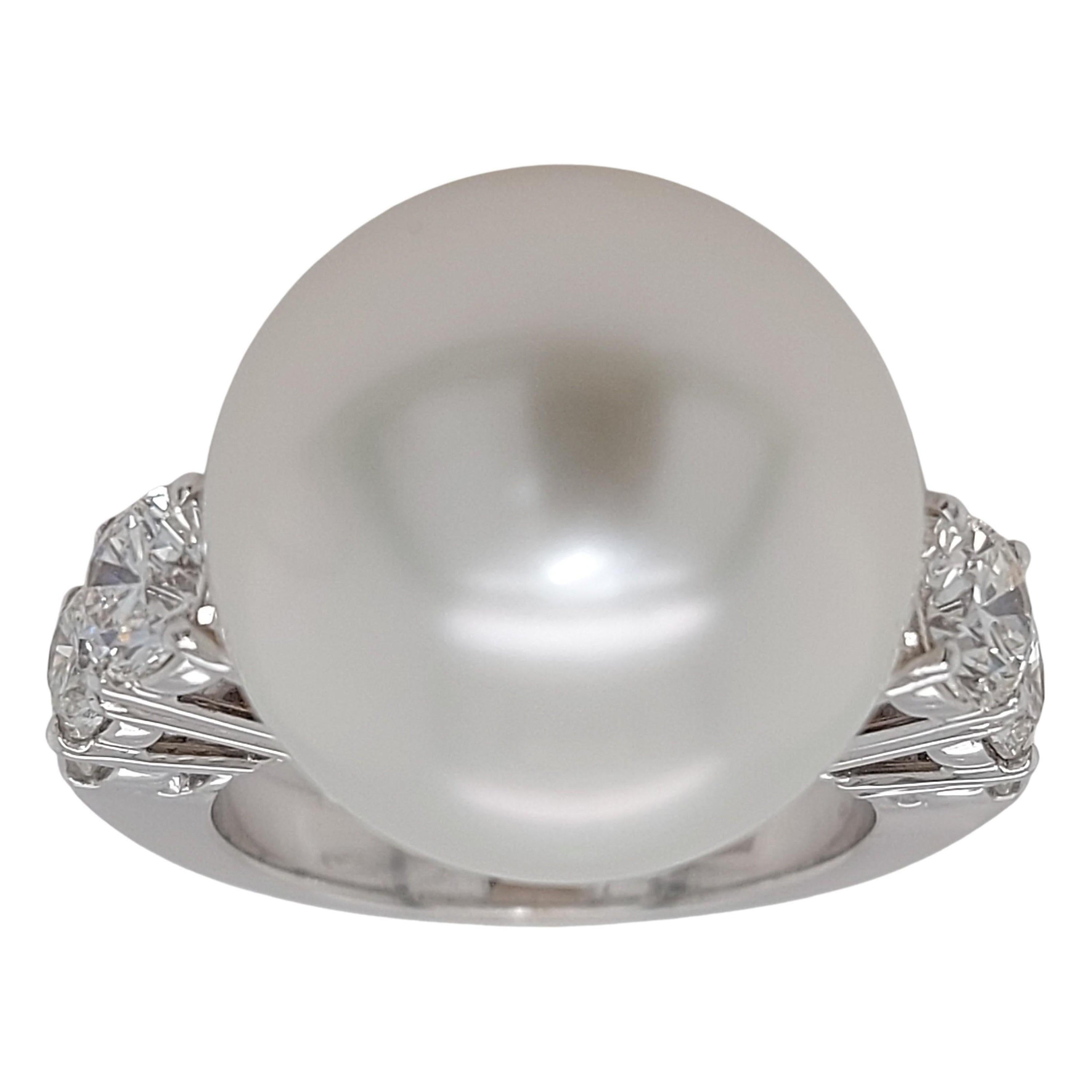 18kt White Gold Ring with 1.64 Carat Diamonds and a Big Pearl South Sea For Sale