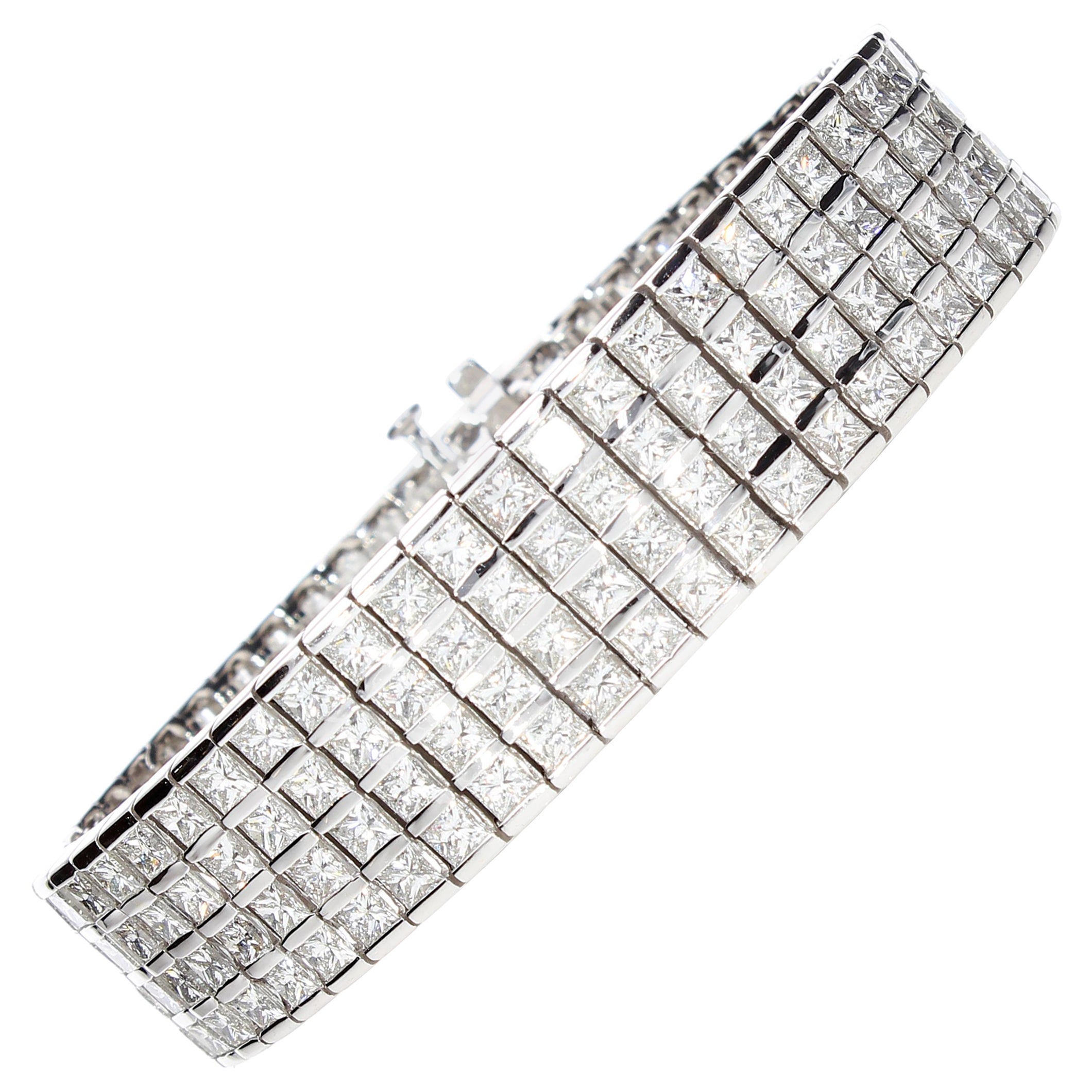 Bracelet semi-transparent en or 18 carats avec environ 20,00 carats de diamants taille princesse  en vente