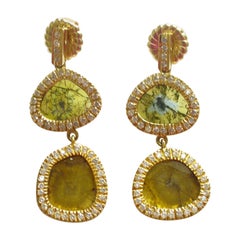 Boucles d'oreilles pendantes en or jaune 18 carats et diamants de glace de forme naturelle à deux niveaux