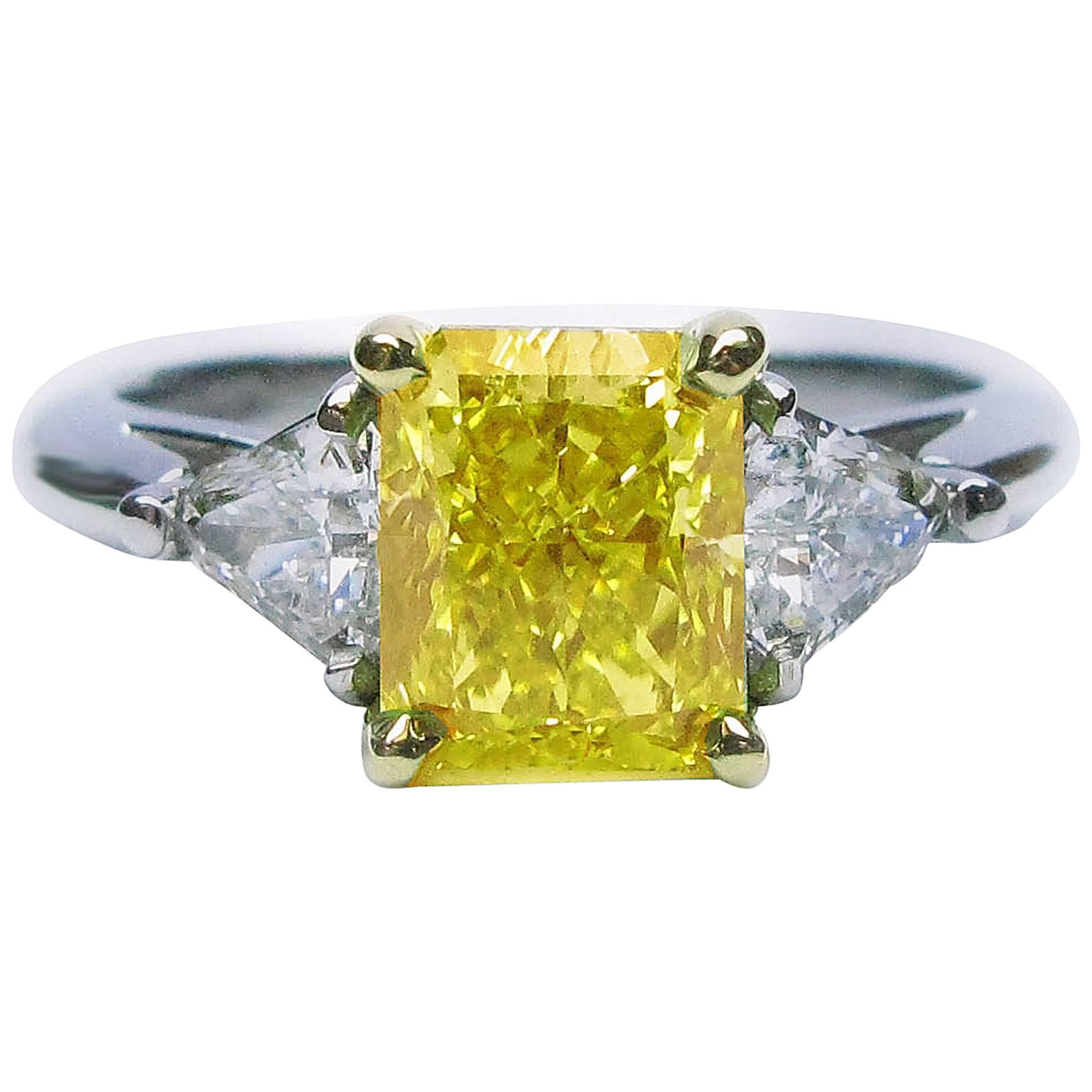 J. Birnbach 1,74 Karat Fancy Vivid Yellow Radiant Diamant Verlobungsring im Angebot