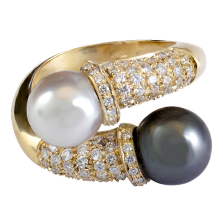 Bague Toi et Moi en or jaune 18 carats avec perles noires et blanches serties de diamants blancs
