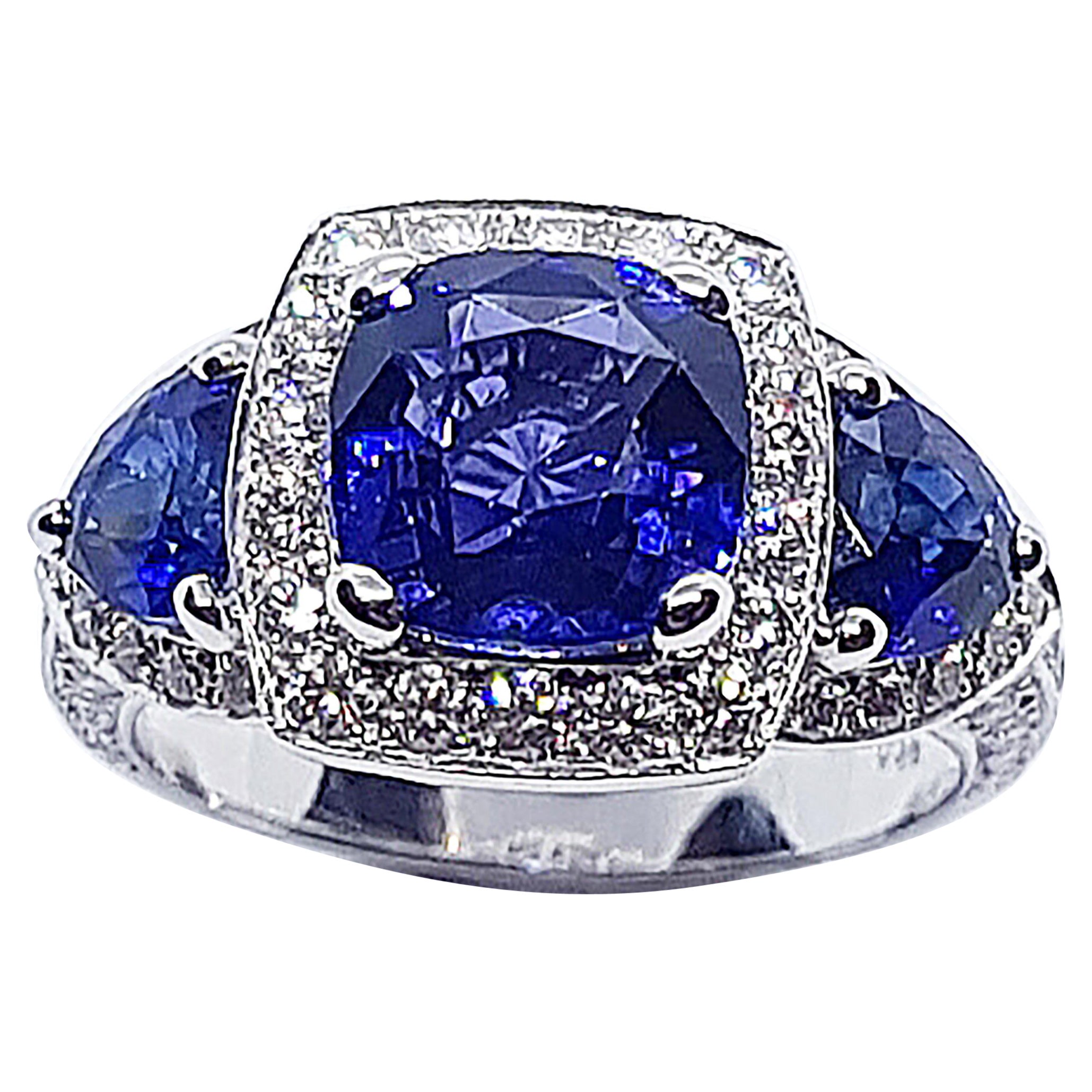 Saphir bleu avec diamants  Bague sertie d'or blanc 18 carats