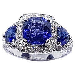 Saphir bleu avec diamants  Bague sertie d'or blanc 18 carats