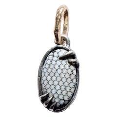 Pendentif à écailles fossiles en or et argent 14 carats