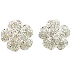Orecchini a fiore in oro con diamante