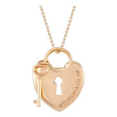 Tiffany &amp; Co. Collier pendentif en or rose 18 carats avec serrure et clé en forme de cœur
